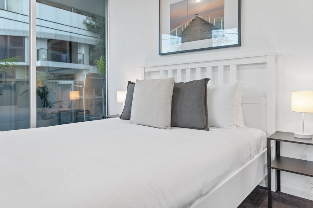 Sleek South Yarra 2-bed With Alfresco Dining
