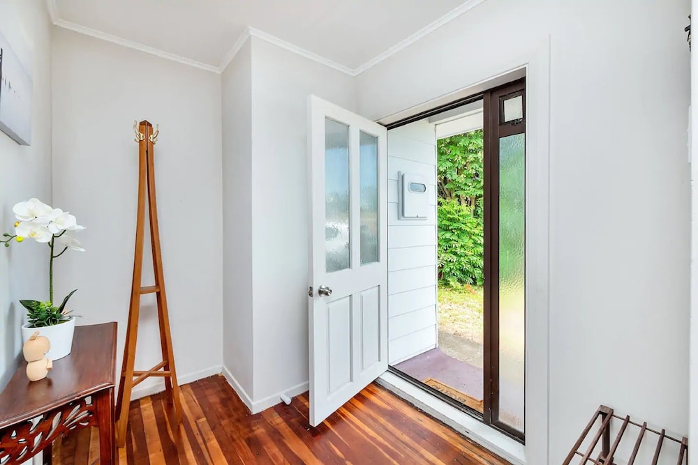 Kiwi Holiday Home near Airport view 5