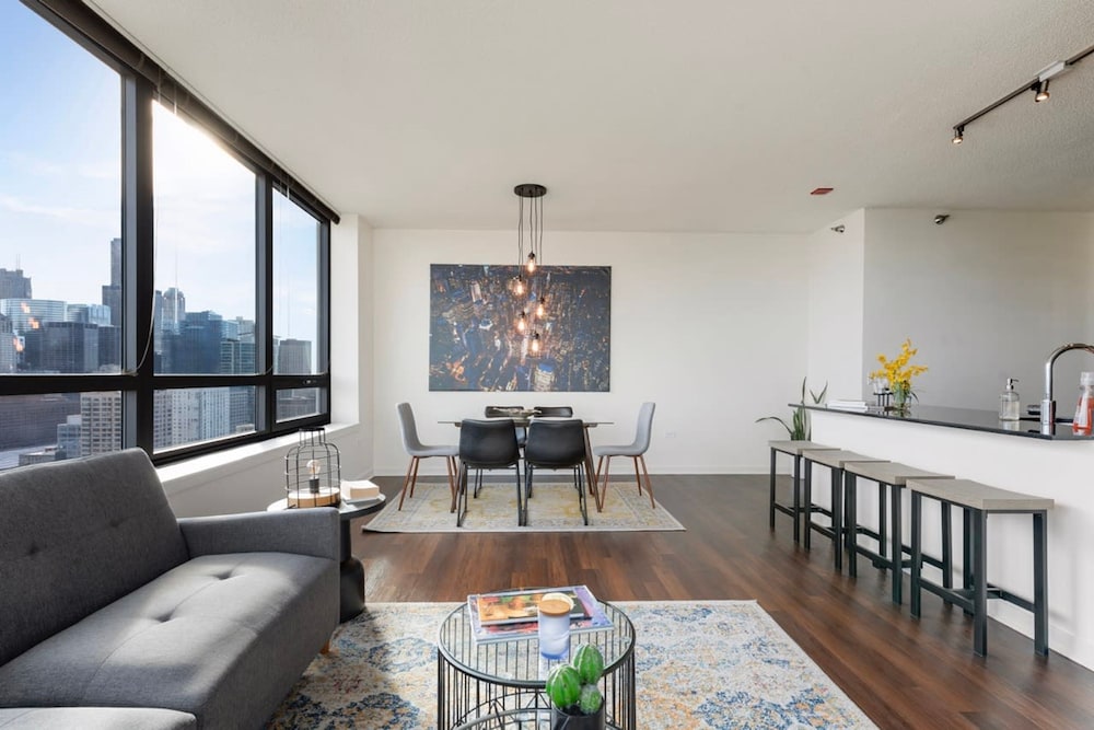 West Loop Luxe 2BR Balcony Skyline Views