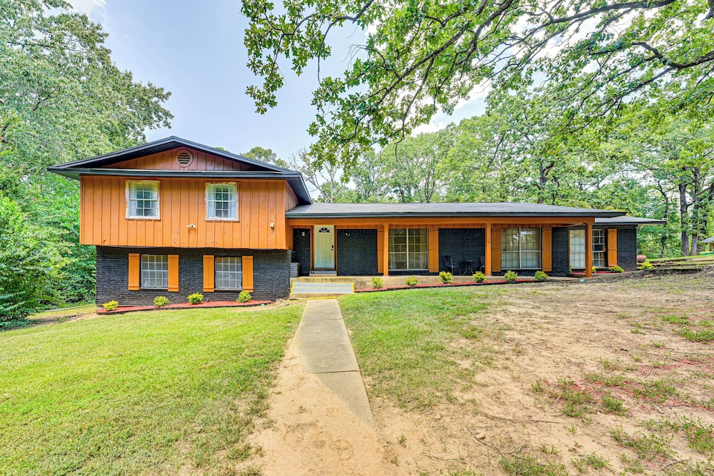 Easy I-30 Access: Cozy Texarkana Apt w/ Essentials