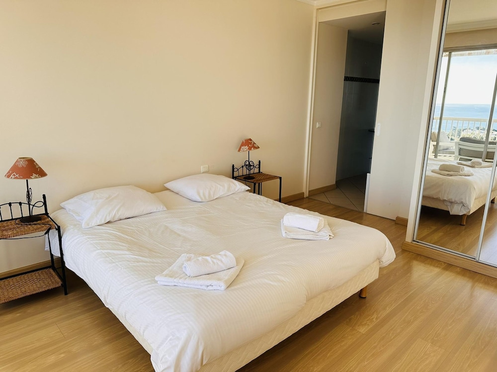 Large Light and Modern 2 Bedroomed Apartment in Cannes With Sea Views Pool and Lovely Terrace - 1503