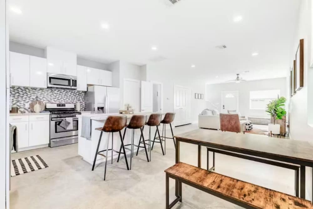 Stylish 3BR Townhome Near Downtown The Heights