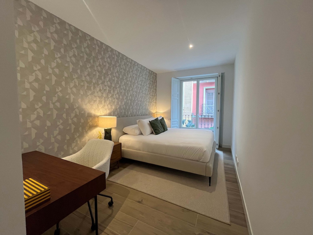 w Chic Urban 3BR w Sunny Terrace in Chueca