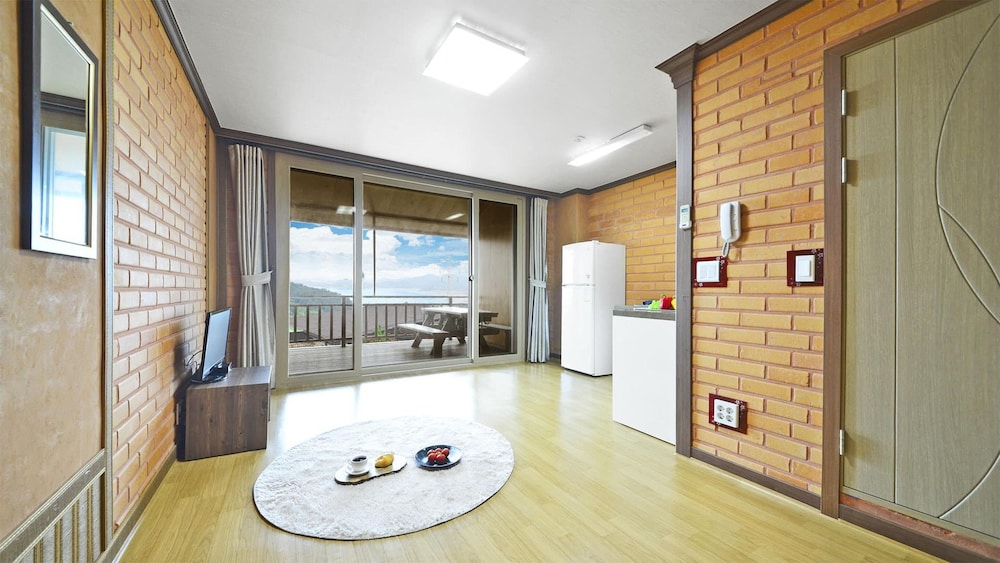 Yeosu Hwangto Pension