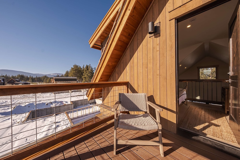 Wilderness Club Nest Modern Cabin Retreat for 9 w/ Hot Tub