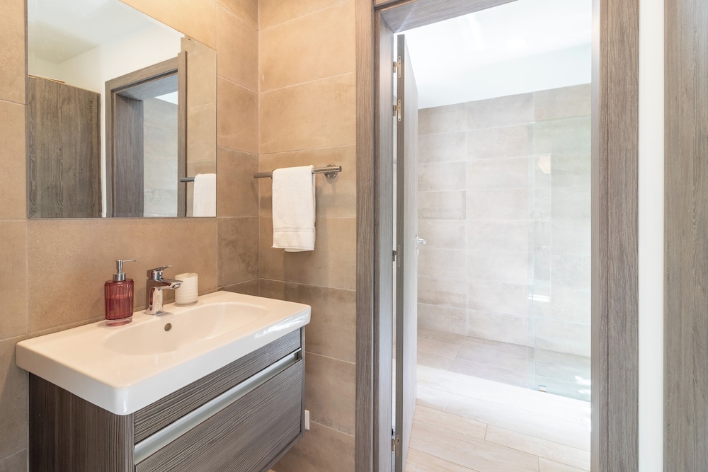 Modern 2BR Apartment - Paseo del Mar