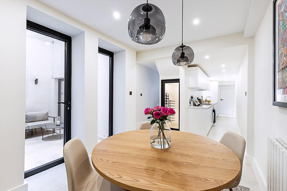 Elegant South Kensington Retreat w/ Outdoor Spaces