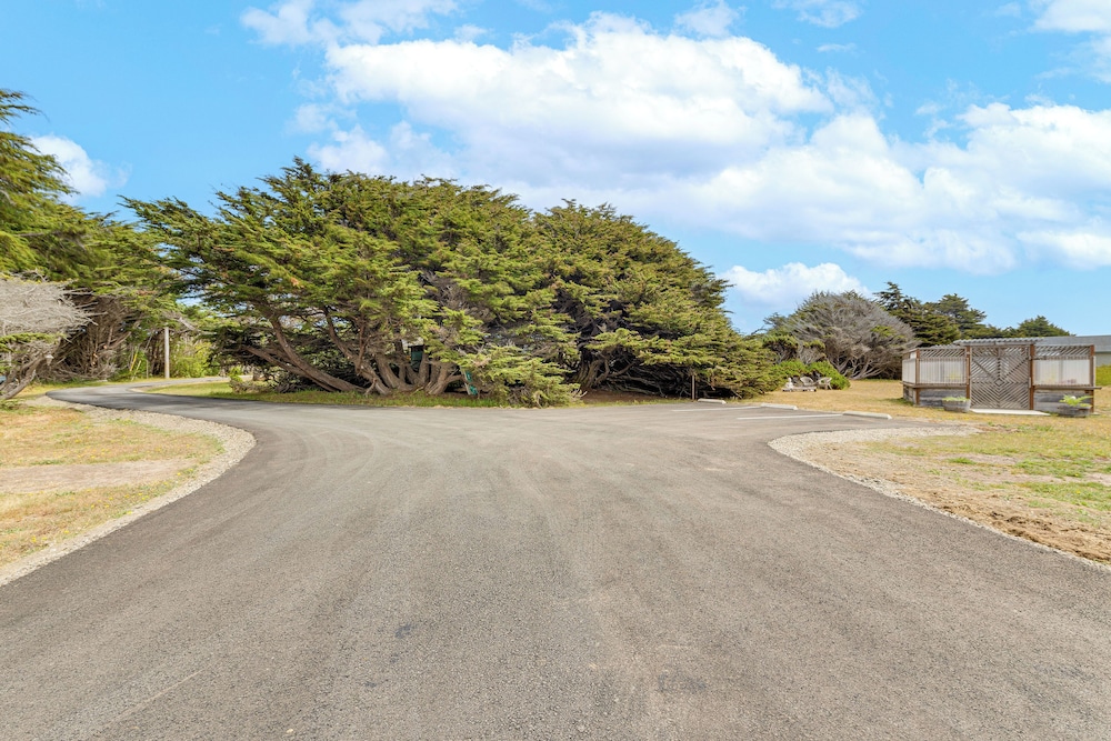 Walk to Beach: Luxury Oceanfront Escape in Caspar