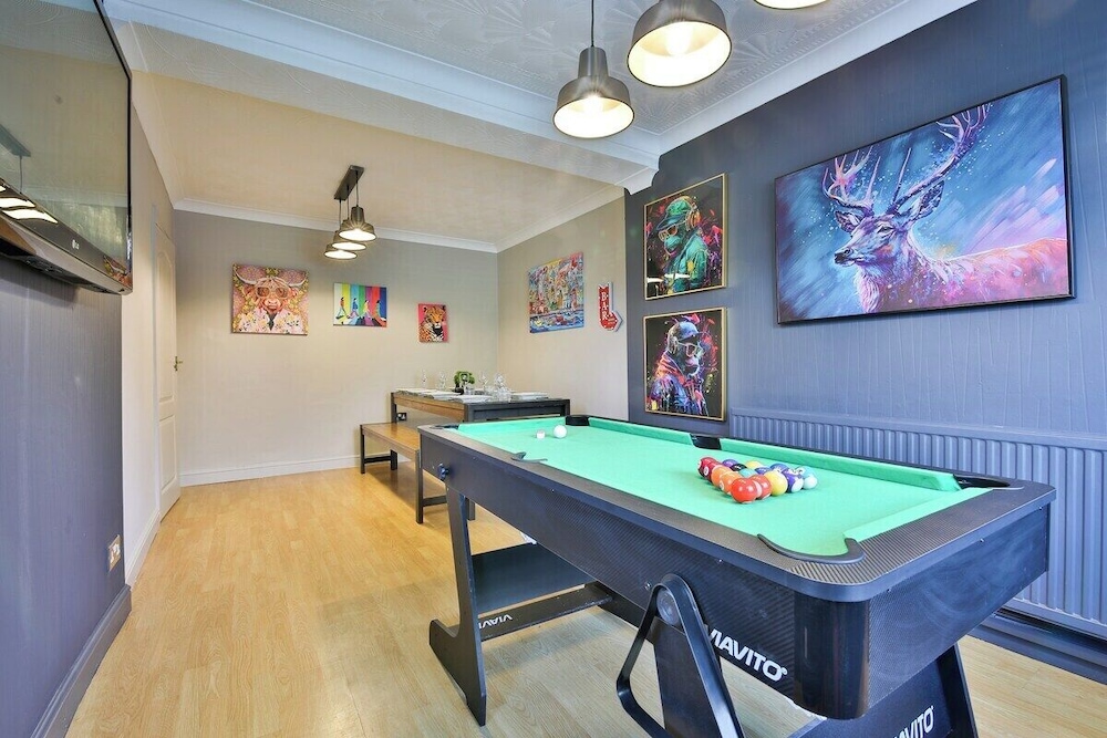 Spacious 3 Bed Home With Pool Table