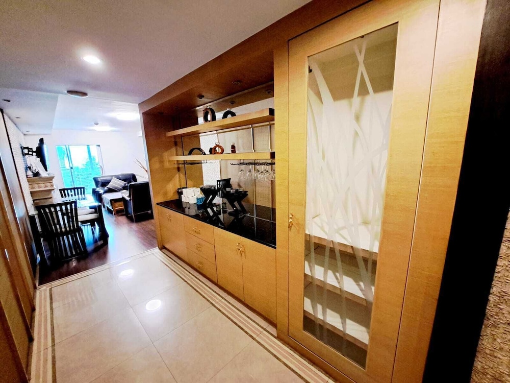 2D - 3 Bedroom Downtown Apartment With Shared Pool