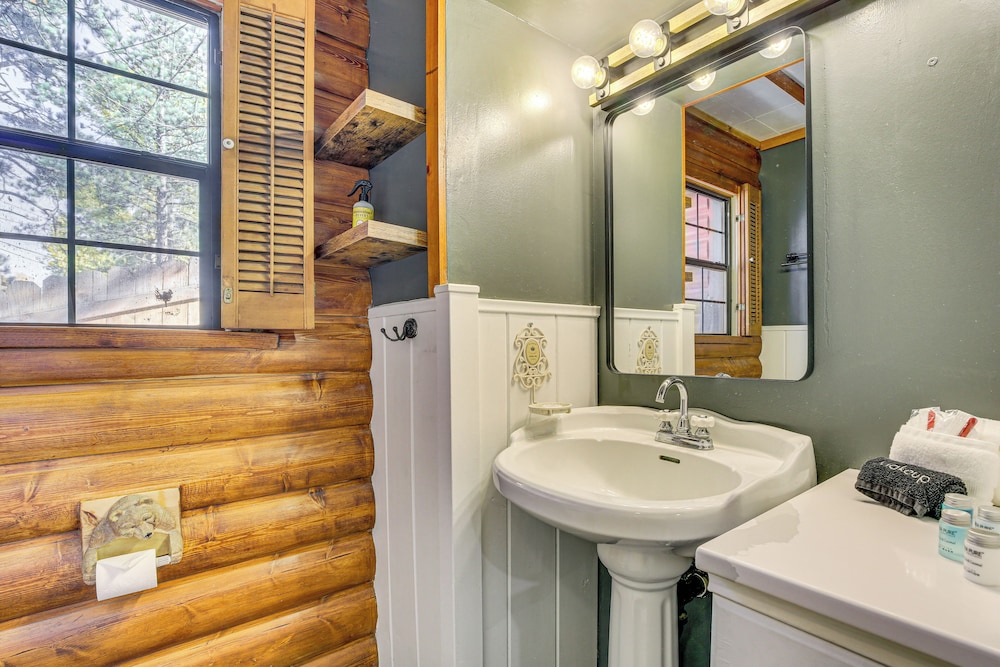 Hot Tub, Grill & Fire Pit: Cabin in Big Bear Lake