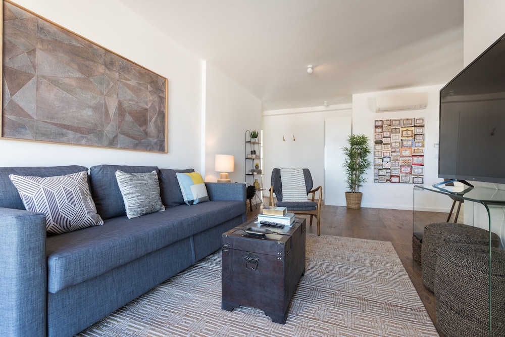 Alfama Lounge Three-Bedroom Apartment w/ River View and Parking - by LU Holidays