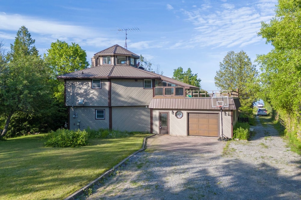 Lakeside 4BR Cottage in Bailieboro w BBQ Grill