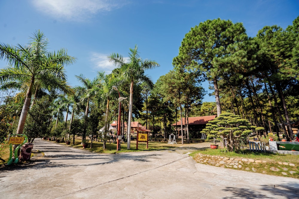 Bai Tu Long Mountain Resort