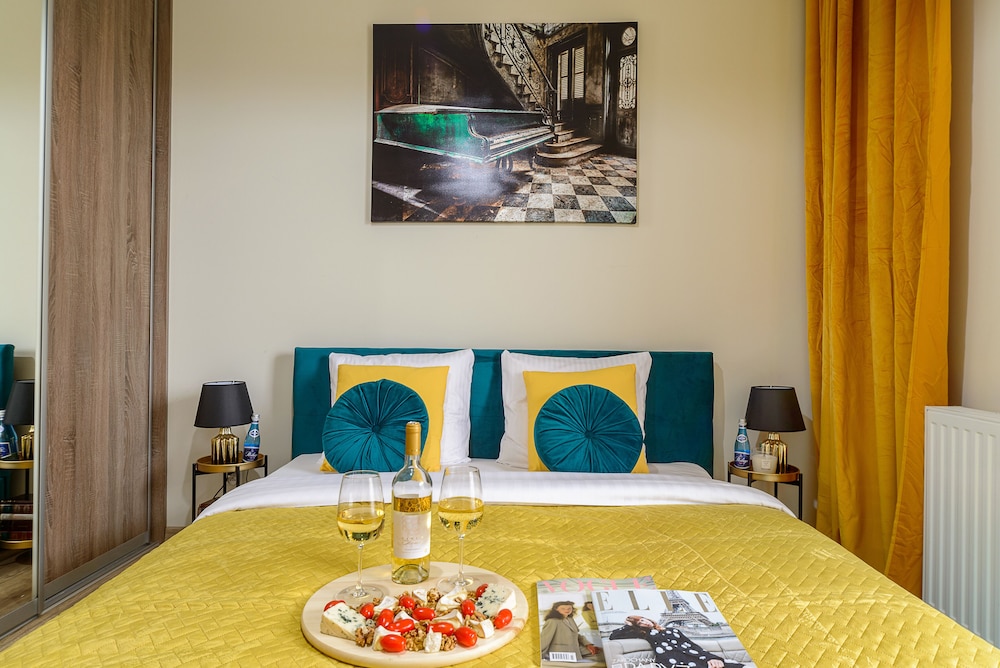 Lumina stylish 3-room apart with balcony view 2