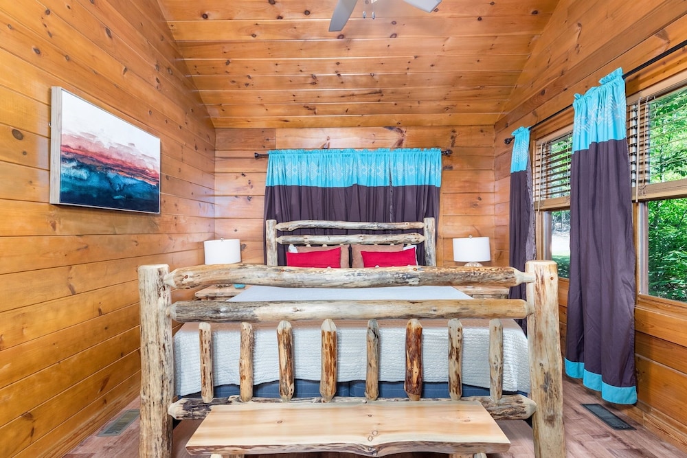 Er76 - Bear Tracks - Great Location! Close To All The Action! 2 Bedroom Cabin by RedAwning view 4