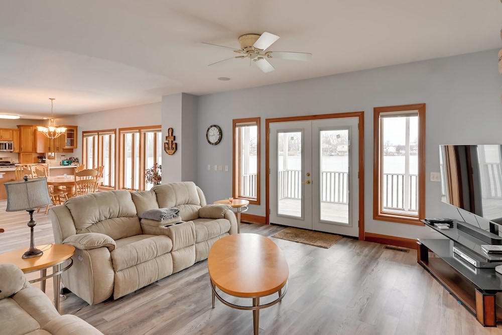 Hot Tub & Dock: Waterfront Lake Hamilton Home