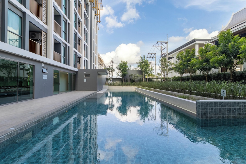 1BR with Pool Gym Great Location C246