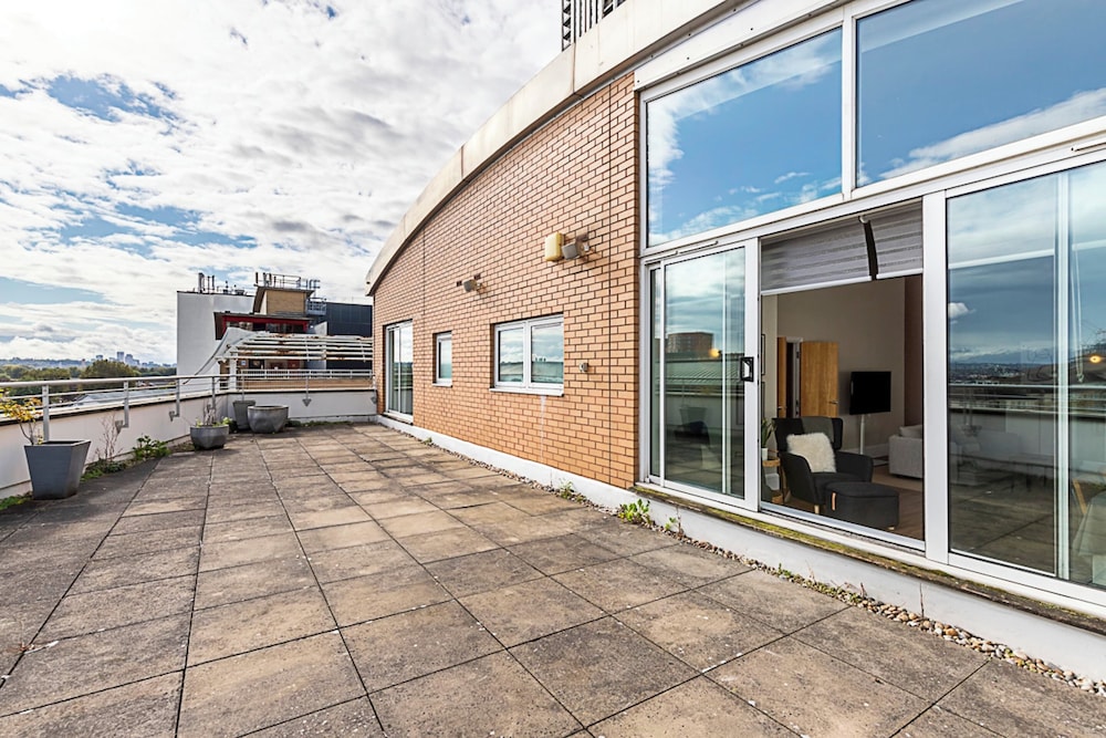 Bright and Stylish Riverside Haven in Canary Wharf