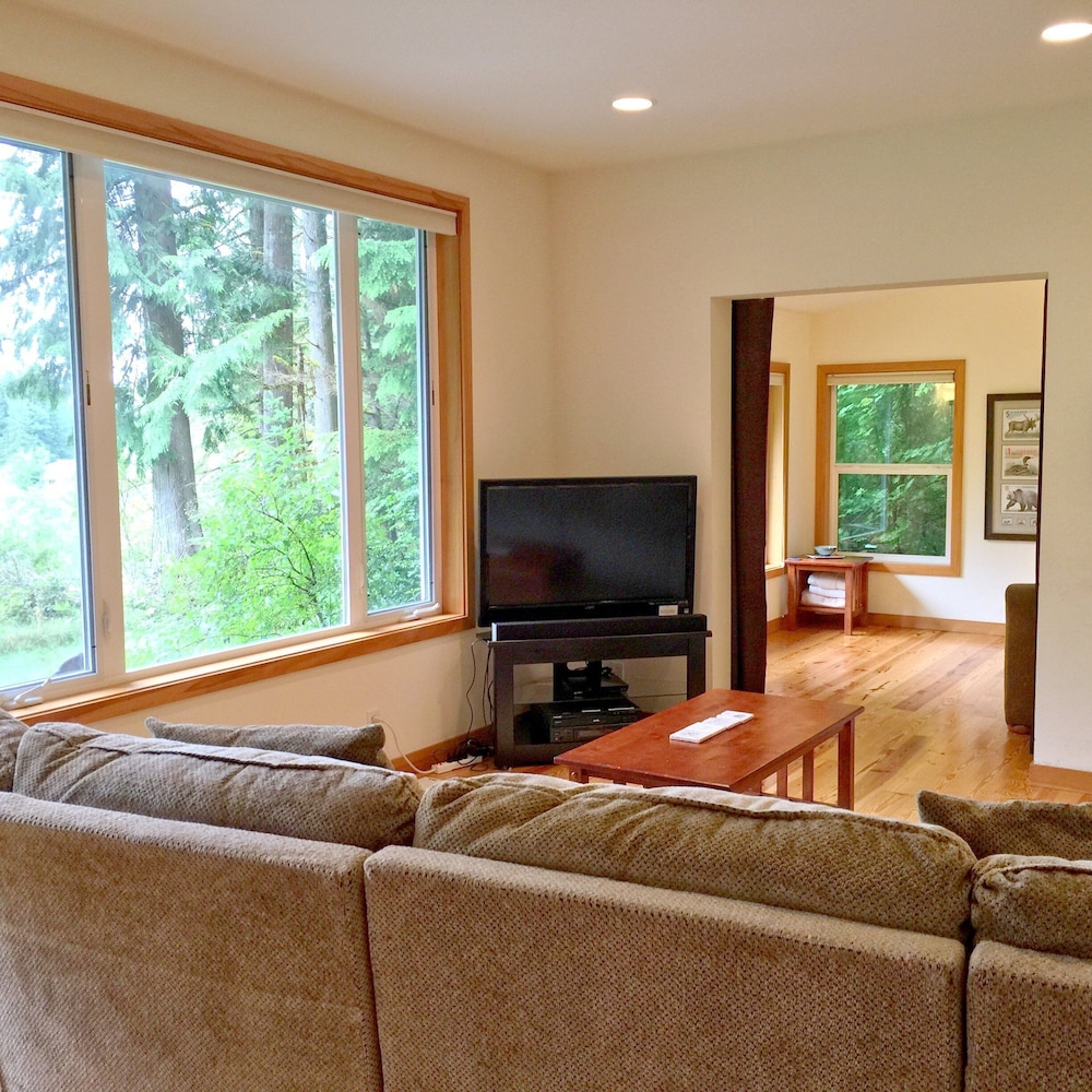 Mt Baker Rim Cabin 70 A pet Friendly Vacation Home With a hot tub and Wifi