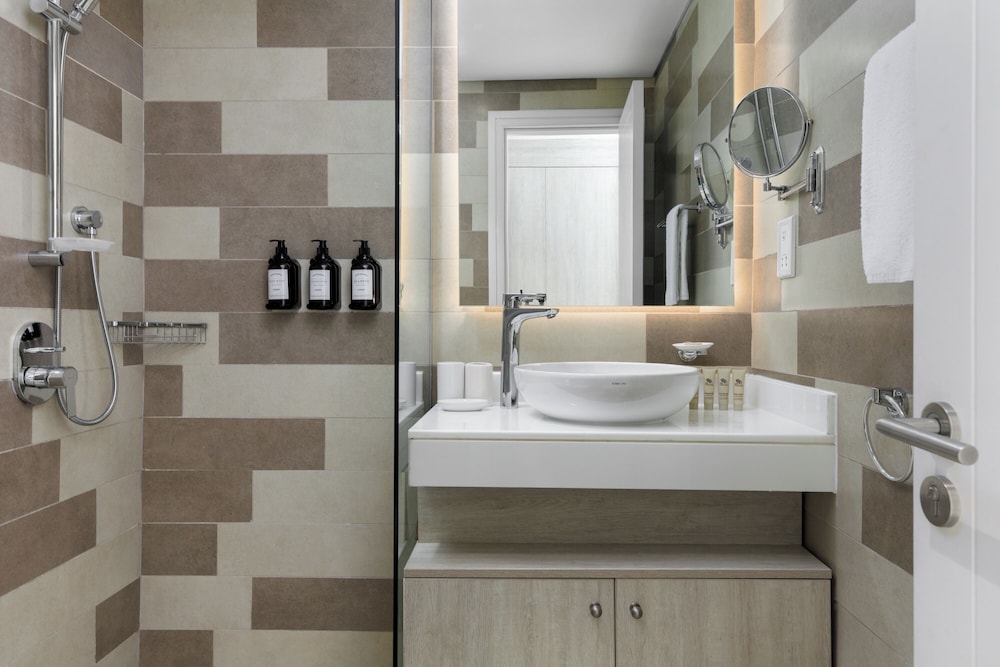 Maison Privee - Elegant Palm Retreat w/ Iconic Sea and Marina Vws