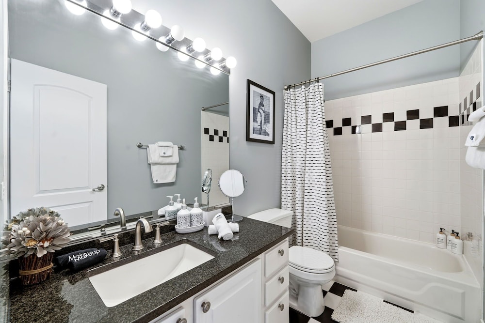 River West Modern 4-bd Home With Patio Balcony