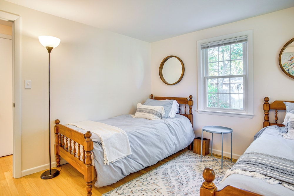 Bike to Private Beach: Cape Cod Escape w/ Sunroom