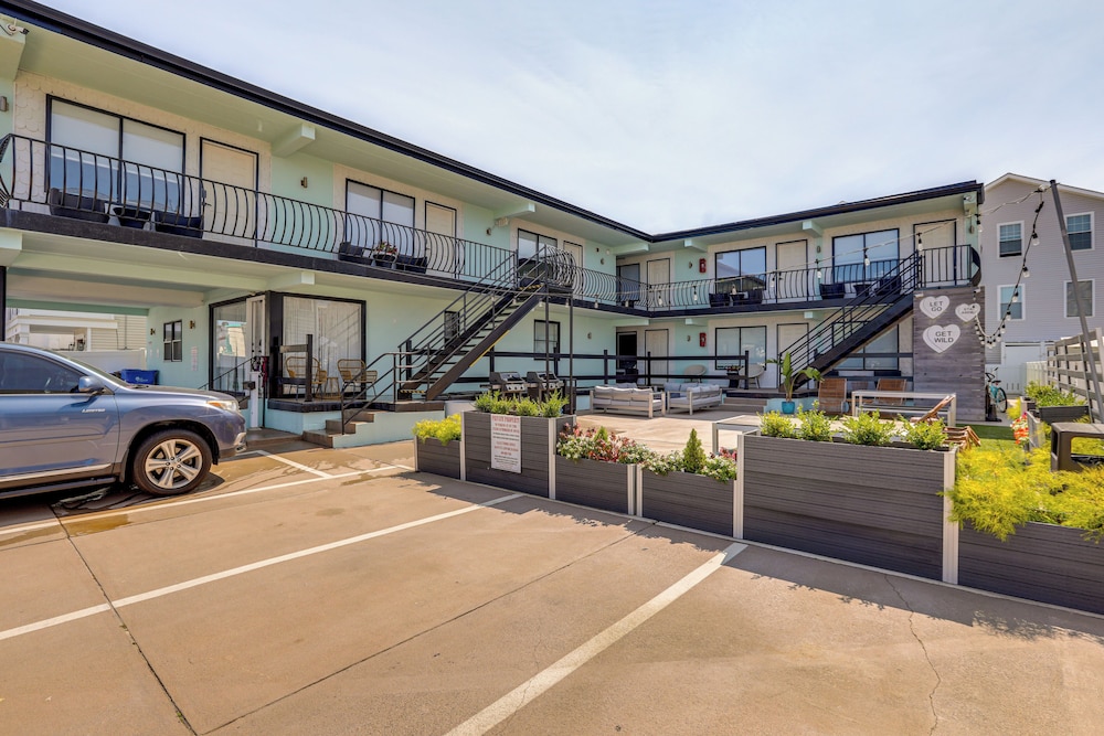 Wildwood Condo: Community Pool, Walk to Beach! view 4