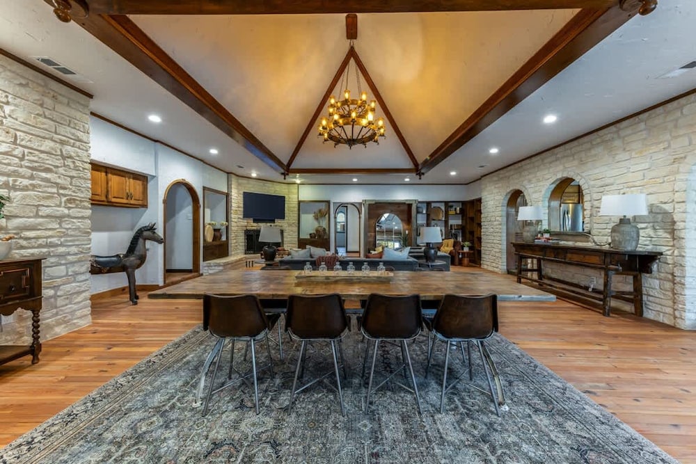 Spacious 90-acre Ranch Ideal for Families Reunions Events Sleeps 13 San Marcos River Access