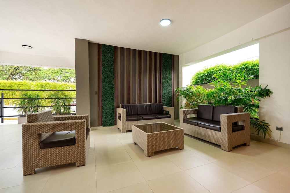 Dream Stay - Pool & Gym - 10min Airport & Homs