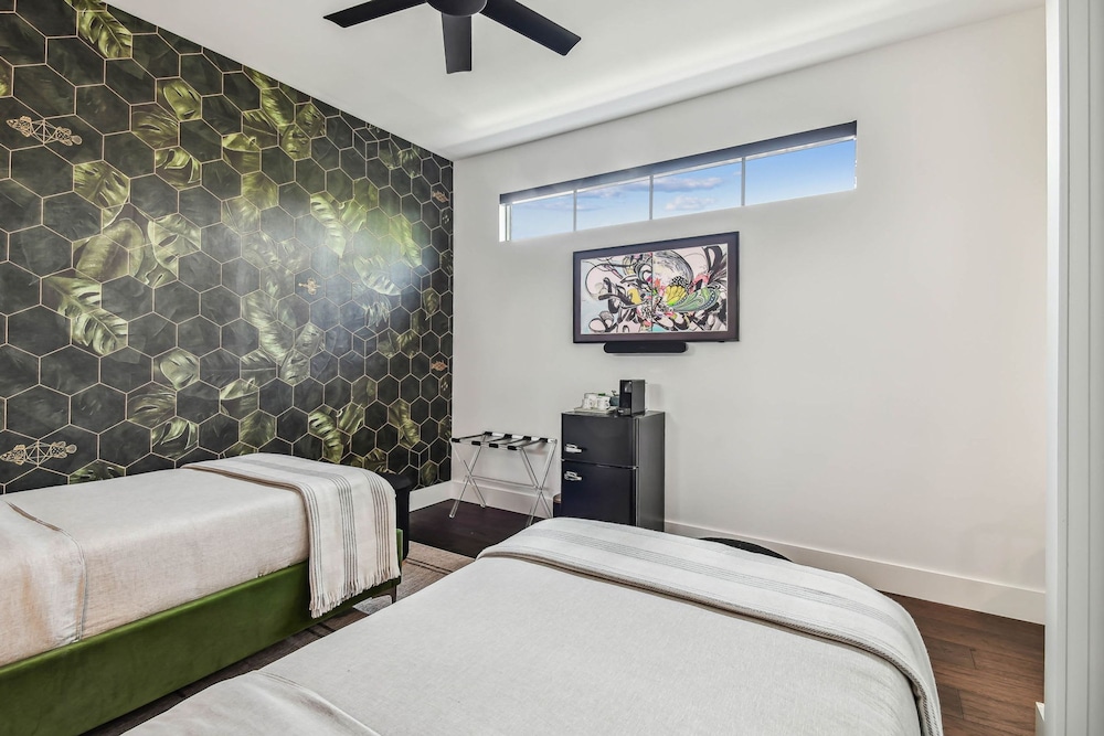 NEW The Strata Barn - Luxury Hyde Park Townhome