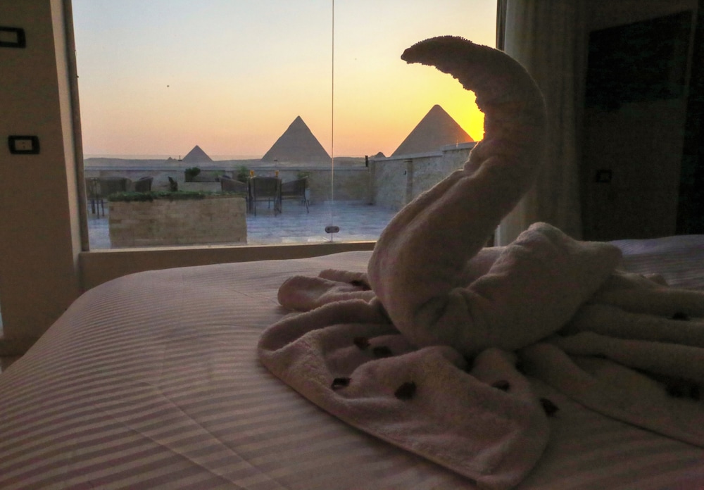 Point Pyramids View Inn