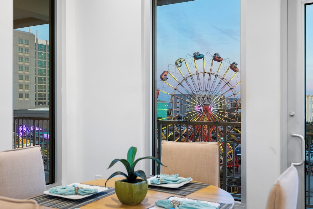 Boardwalk Pent House by Carolina Retreats