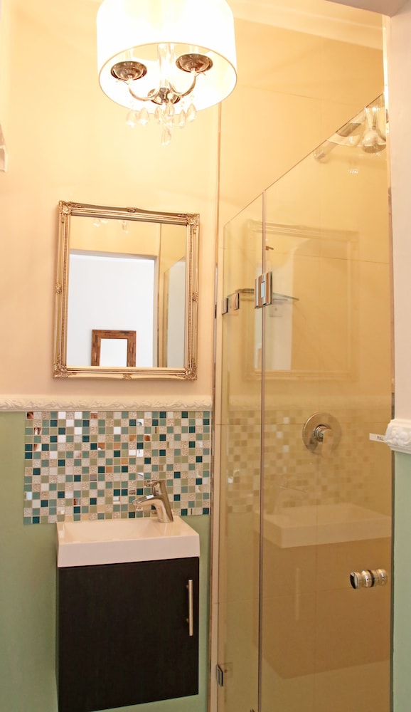 Dolphin Inn Guest House