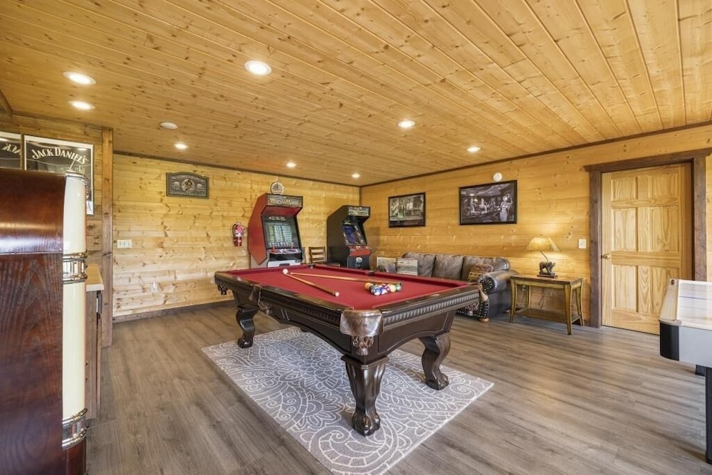 Place of the Blue Smoke - 5 Bedrooms, 5 Baths, Sleeps 16 Home by RedAwning