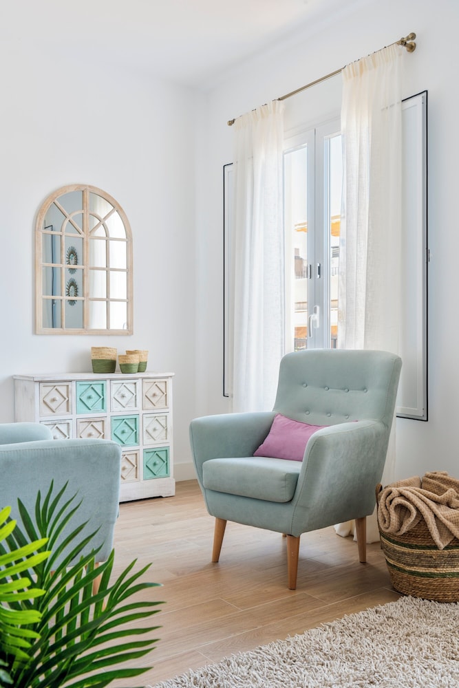 Lovely 3-bedroom Apartment Near Alameda Juan Rabadan I
