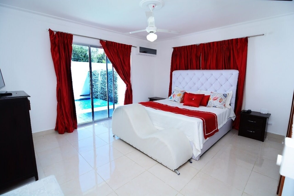 Modern House Pool AC WiFi