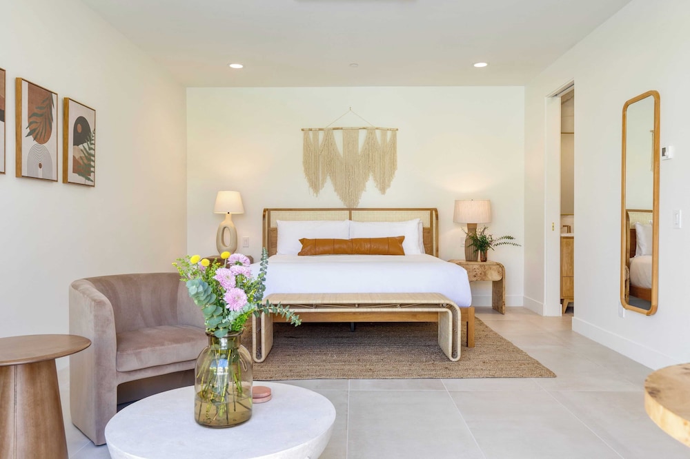 Sleeps 34 2 Villas, Pool, Pickleball + Bocce Polo Villas Elara by Avantstay