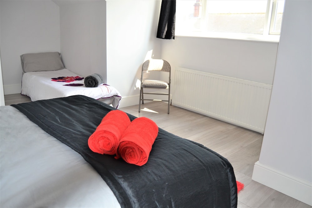 Entire 2 Bedroom House near City Centre view 2