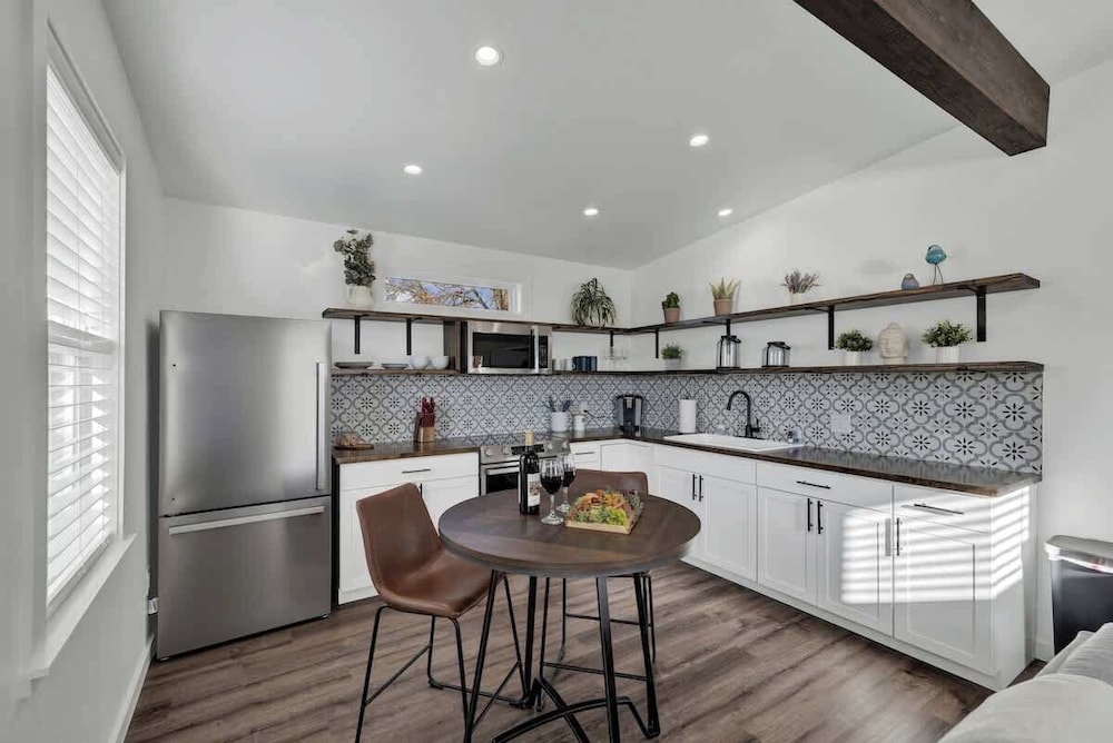 Family-friendly Hill Country Retreat Sleeps 11 + Hot Tubs