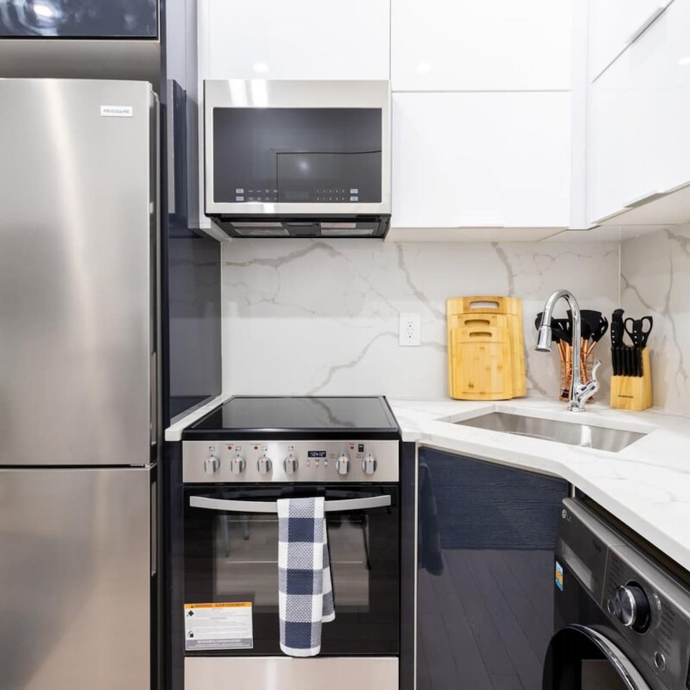 317-1an - New Modern 1BR W D Walk to Central Park