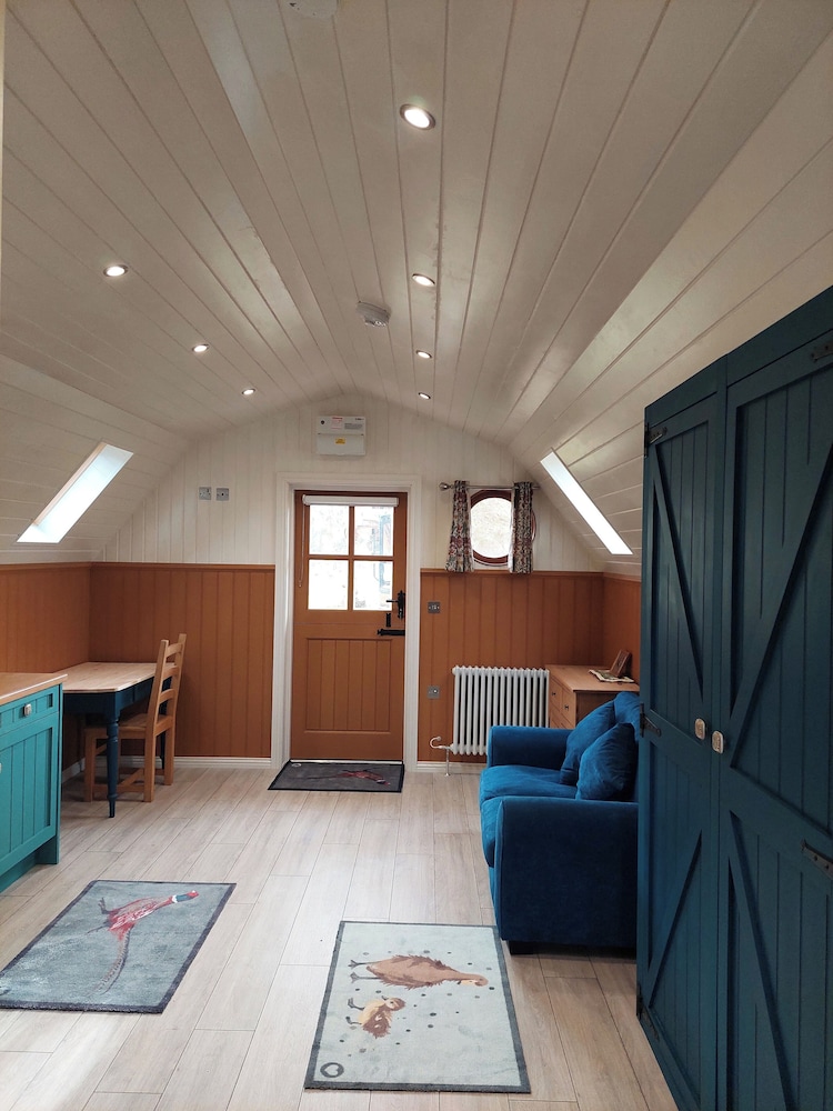Cosy Countryside Cabin - Sleeps 2, Parking & Farm