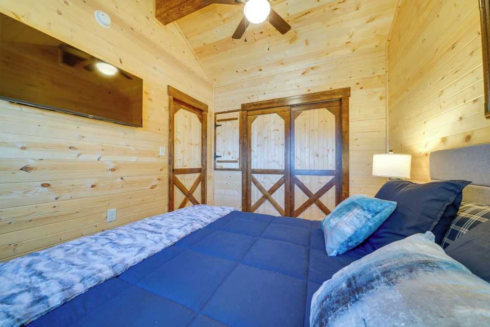 Porch & Pond Views: La Grange Cabin Retreat!