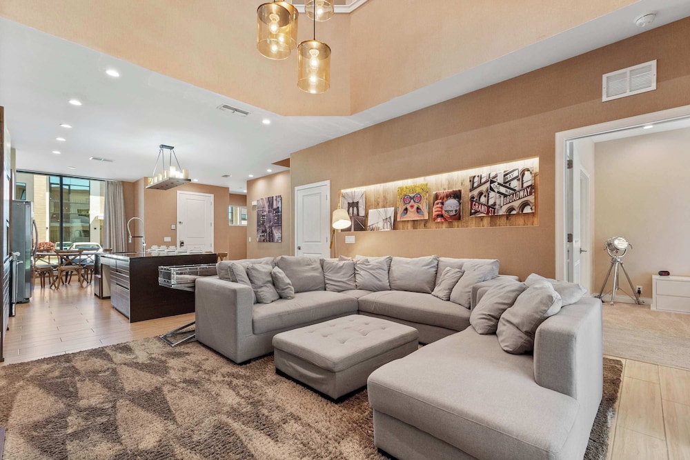 Chic Disney Villa Stunning Patio, Resort Amenities & Minutes From Parks
