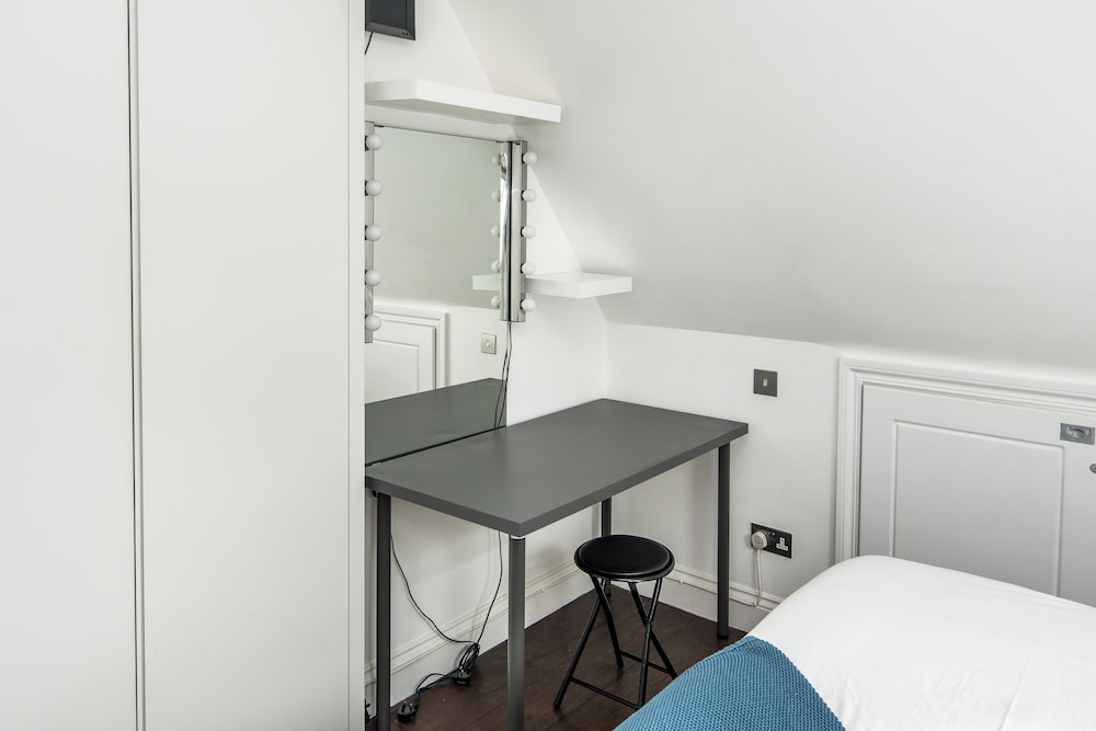 Sleek and Stylish 1BD Apt w/ Balcony, Hammersmith