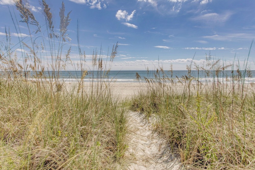 Direct Beach Access! Walkable Condo on Ocean Blvd