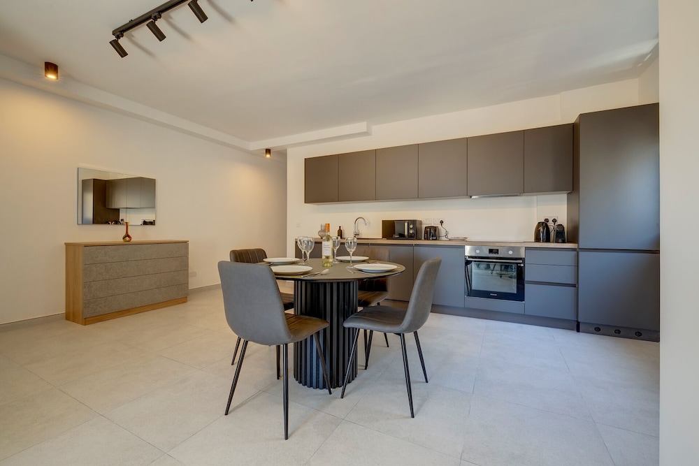 Cozy 2BR Sliema Getaway by the Water