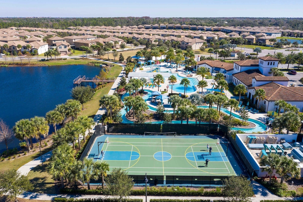 Home 8 Bdrm at Windsor Westside With Top Amenities