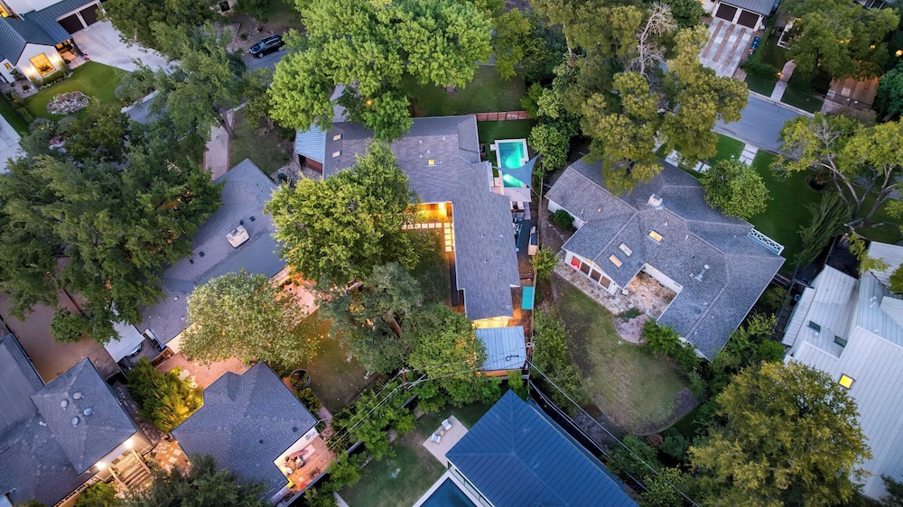 Modern Austin Home w/ Pool, Putting Green & Coffee Nook Townes Retreat by Avantstay