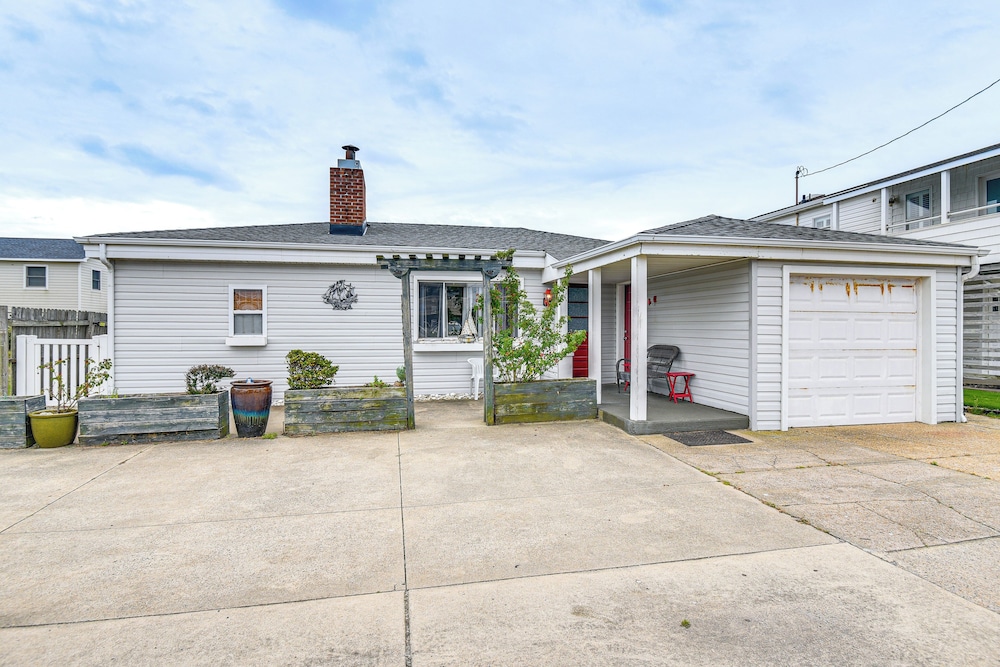 < 1/2 Mi to Beach Access + Pier: OBX Getaway